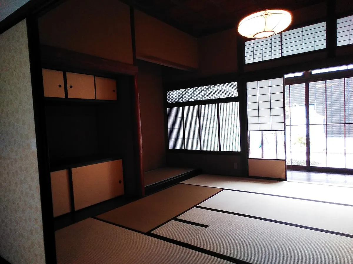 Tatami room with sliding paper doors, a built-in alcove and a ceiling light